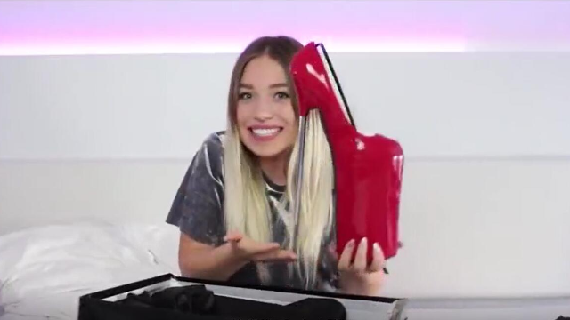 世界上最高的高跟鞋，50.8厘米高，像在踩高跷