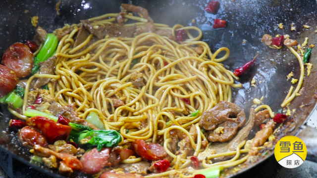 武汉胖姨做20元一份的豪华炒面，卖完300份就收摊！多一份都