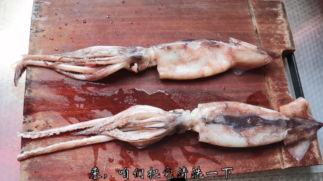 清洗鱿鱼的牙齿太可怕，炒鱿鱼后家庭地位也上升了