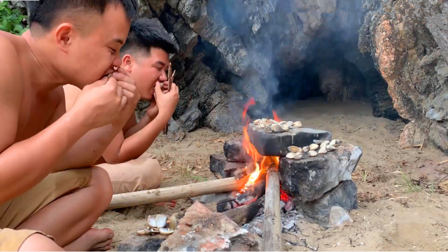 荒岛生存，两兄弟摩擦取火，靠捡海边的贝类充饥！