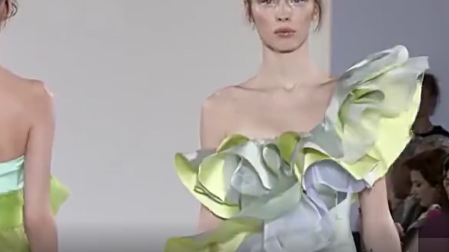 美女模特T台走秀，每一位姑娘都是冰肌玉骨般漂亮