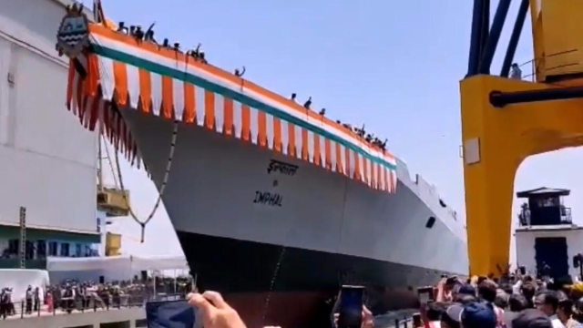 实拍印度国产神盾舰下饺子：造了个船底就欢呼下水了