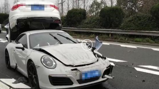 保时捷追尾雪铁龙，钻车底推着前车跑