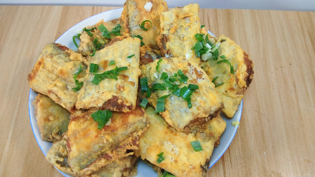 教你油炸带鱼的做法，这样做才是正确的，外酥里嫩，好吃又营养