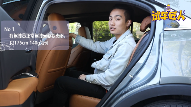 都说凯迪拉克XT4后排空间小，我们帮你试了三种情况