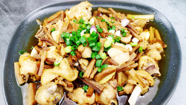 经典粤菜黄花菜蒸滑鸡，口味清淡鸡肉嫩滑，制作简单适合加班族