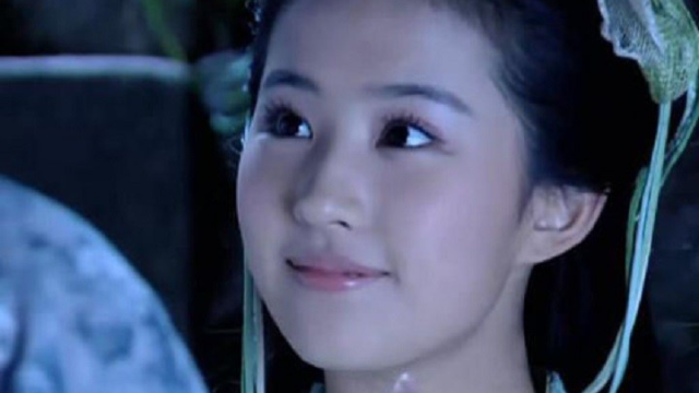 十年前她是给刘亦菲撑伞的配角，十年后红得发紫，刘亦菲都追不上
