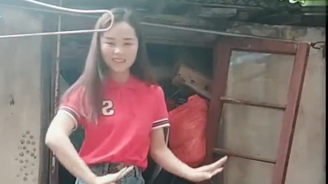 美女跳舞真好看，舞姿动感时尚，忍不住多看了两遍！
