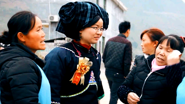 农村布依族结婚，习俗最多的就是不停的喝酒，大妈们最能喝