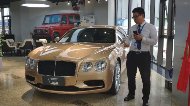 宾利飞驰V8S行政商务家轿全能利器迈巴赫只能靠边了