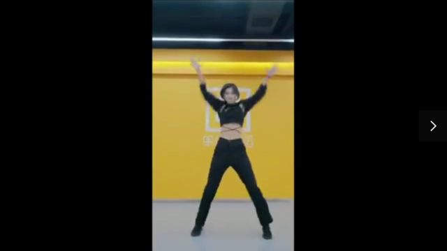 美女露脐装性感热舞，太嗨了.