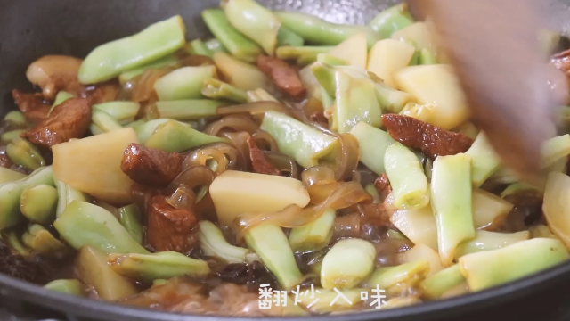 豆角土豆炖粉条做法，土豆粉条烂如泥，味道浓郁满口留香！