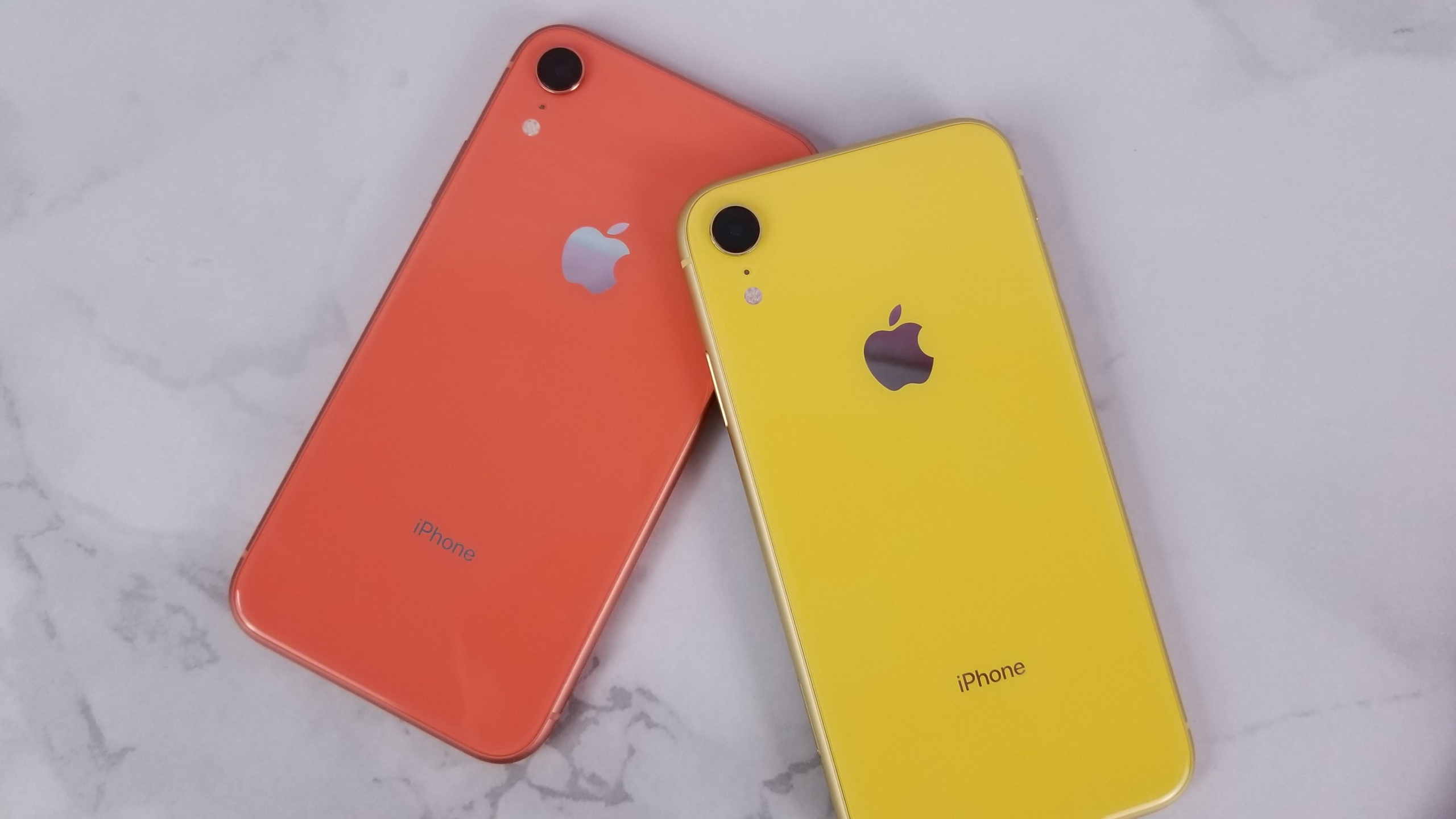 Iphone XR желтый красный и белый на одном фото