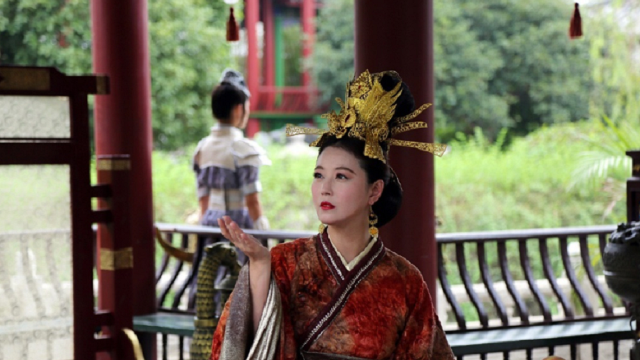 52岁周海媚再扮周芷若，身材发福，长裙难掩虎背熊腰