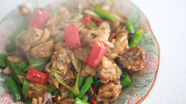 沂蒙炒鸡的教程，色香味浓有食欲，看见就想吃一口，来看看做法吧