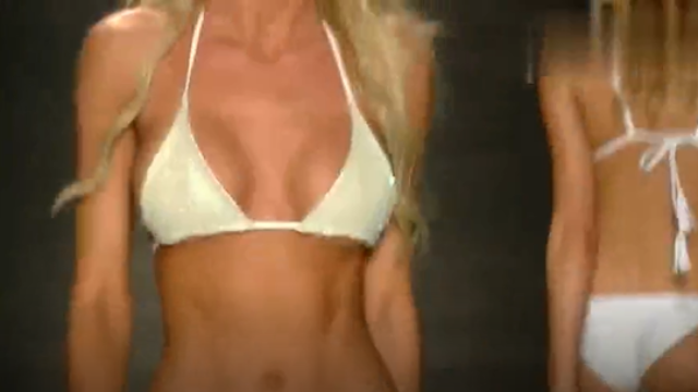 性感内衣秀，模特的身材看一遍都不过瘾。