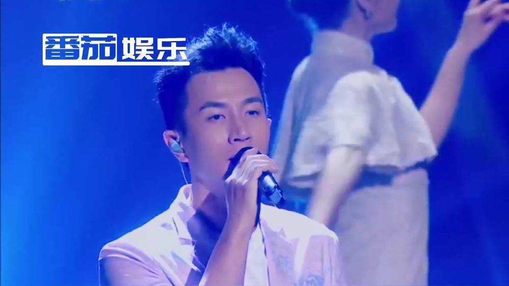与杨幂离婚后，刘恺威首次登台唱《咏柳》，磁性嗓音征服观众