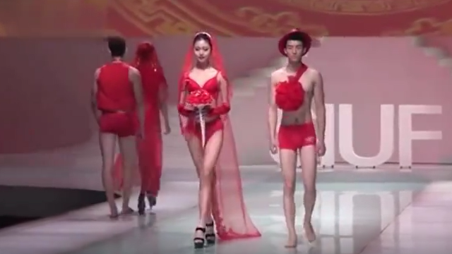 T台秀场：模特这一身装扮好美，性感迷人，模特精彩走秀