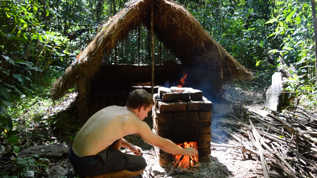 澳洲小哥终于更新了，用泥巴烧出红砖，看来是准备盖砖瓦房了