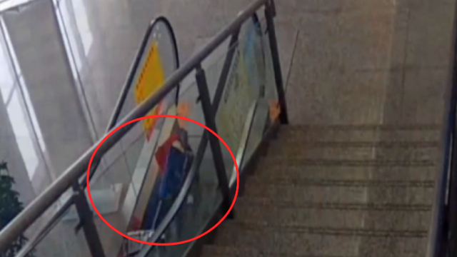 监拍：安徽一老人火车站不慎在电梯摔倒 工作人员4秒钟赶到救援