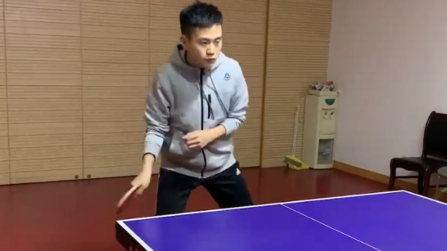 乒乓球直板前冲弧圈球!网友这动作帅了!
