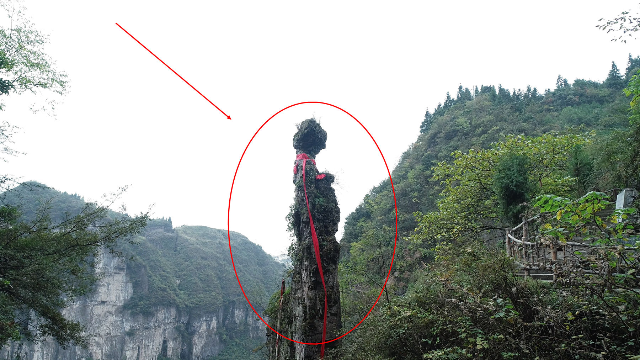 贵州发现一块神奇的石头, 像一个怀抱小孩的仙女
