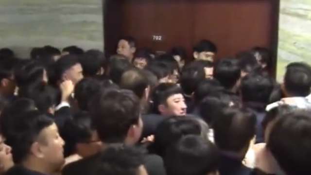 韩国300名议员在国会打架，铁撬锤子齐上阵！