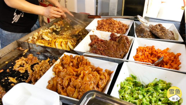 北京神秘的肉夹馍摊，靠4盆肉让顾客追随9年！一个22元都是肉