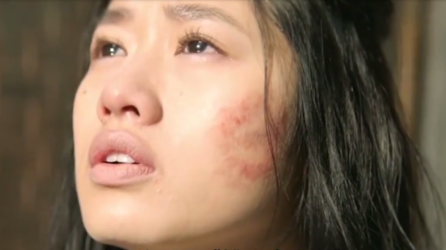 女孩们被囚禁在学校，每天都被洗脑，其中一个女孩发现学校的秘密