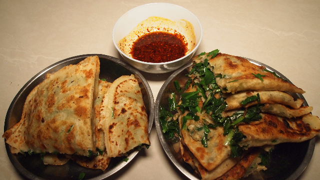 甘肃农村人做的猪油韭菜盒子，当地人叫韭饼，迫不及待的想吃