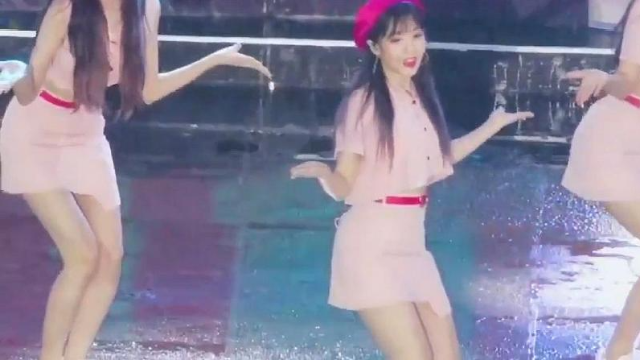 韩国女团雨中热舞,大长腿真的引人注目
