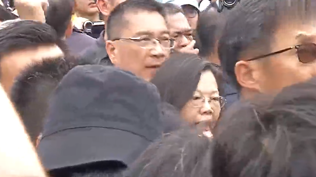 蔡英文鼓动民众游行，现场发生意外，吓得周围“幕僚”一身冷汗.