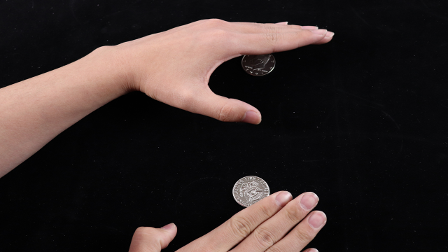 魔术揭秘：为什么硬币可以瞬间跑到另外一个手中