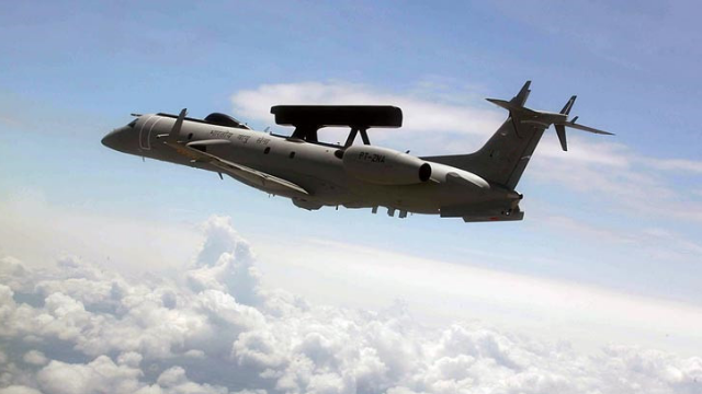 机翼结冰失控坠毁，40位空军专家遇难，我国建军上最悲壮的空难