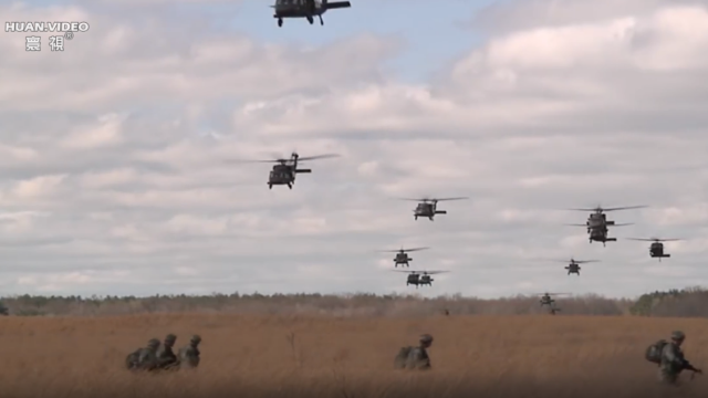 震撼！第101空降师空降，黑鹰直升机集群突击