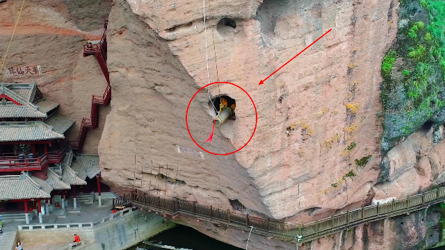 龙虎山崖壁中的悬棺，原来是这样把棺木放上去的