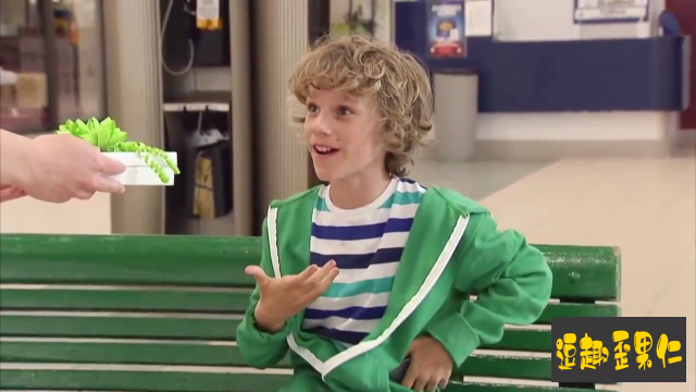 熊孩子系列：女生送礼物给男生，男生为何要嫌弃？