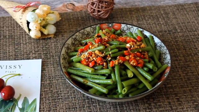 大厨教你凉拌豆角的小窍门，豆角清脆不变色，鲜香酸辣非常美味