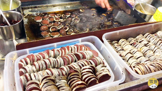 河南特色小吃，用猪血做灌肠，煎一份5元，浇上一勺蒜汁才叫香