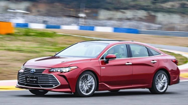 想买混动车型，看中了丰田凯美瑞和亚洲龙，我该怎么选