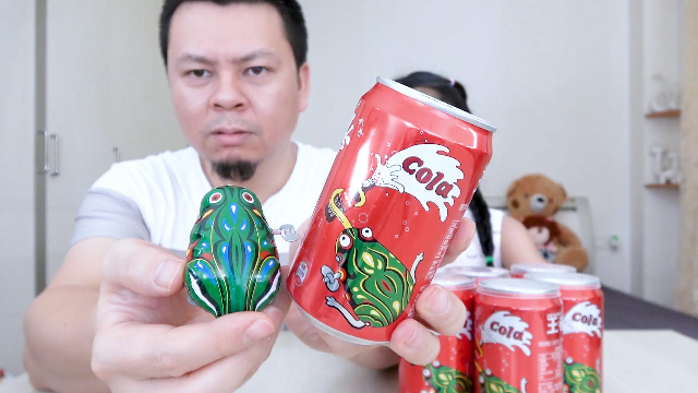 父女试喝复兴纪念版“天府可乐”，喝起来是什么味道呢？