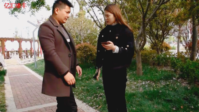 小伙路边搭讪美女，以为是残疾人竟然这样做，美女瞬间不淡定了