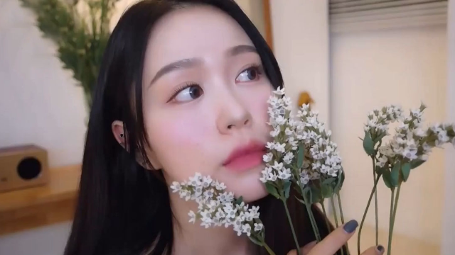 女生五一出游化了这款妆，路人纷纷频频回头！