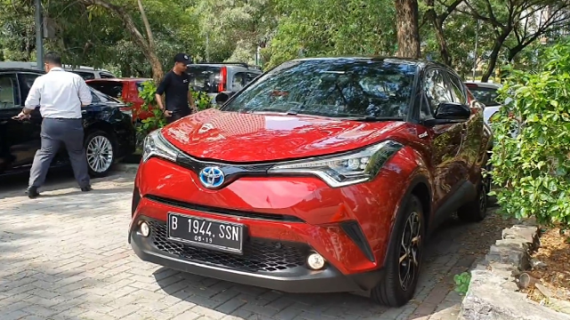 2019款印版丰田CHR混动到店实拍,这配色国内