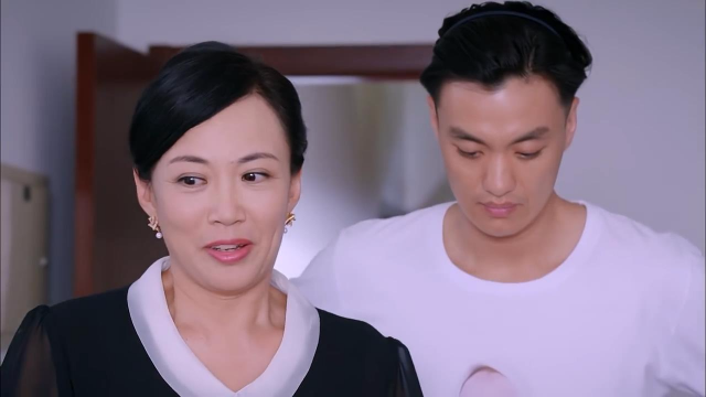 警花被迫假怀孕骗人心情郁闷,结果亲妈竟然公公搬家,警花怒了.