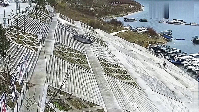 奇葩：下车忘记拉手刹，结果车冲进河流里。