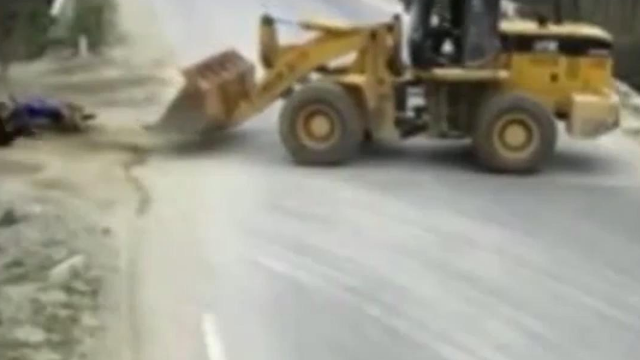 近期摩托车惨烈交通事故瞬间，血的教训