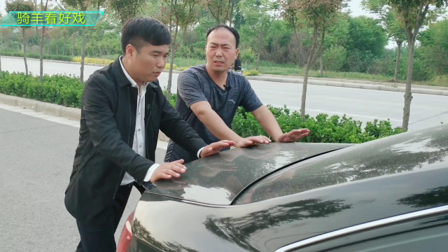 男子没带驾驶证只好推着车走，朋友来了帮忙推，结果