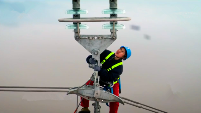 中国美女电力工人，背二十斤装备爬上380米高塔，检修高压线路