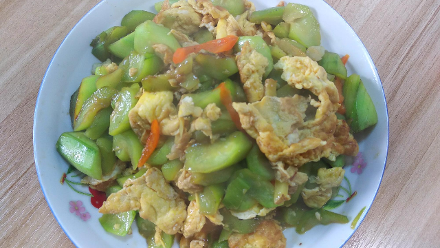 教你农村餐桌必备美食丝瓜炒鸡蛋的做法，味道鲜美，好吃又营养